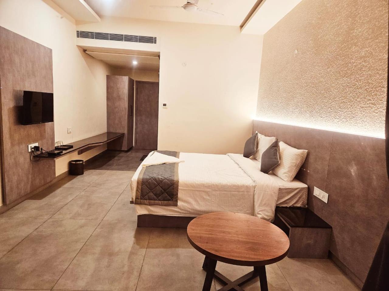 Sns Regency Hotel Tiptur Exterior photo